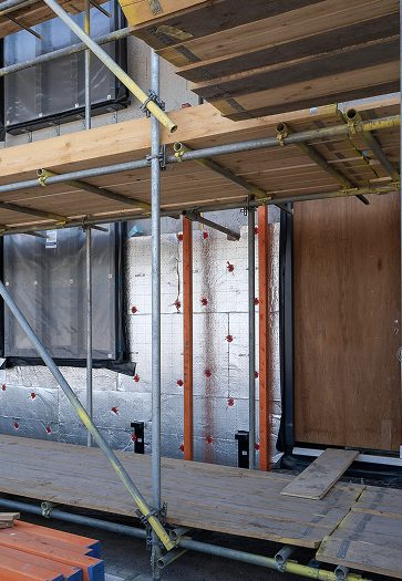 Pose d'isolant en rénovation énergétique