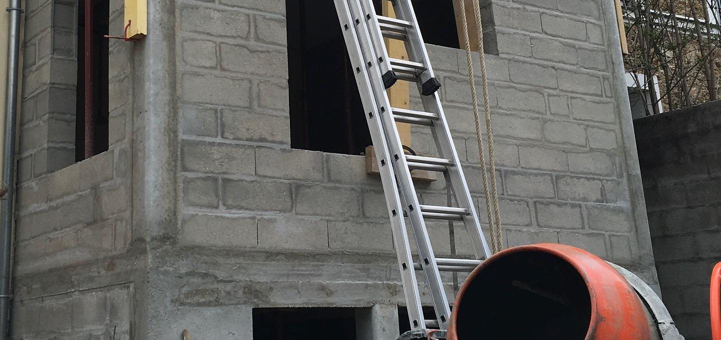 Extension en parpaings en cours de construction