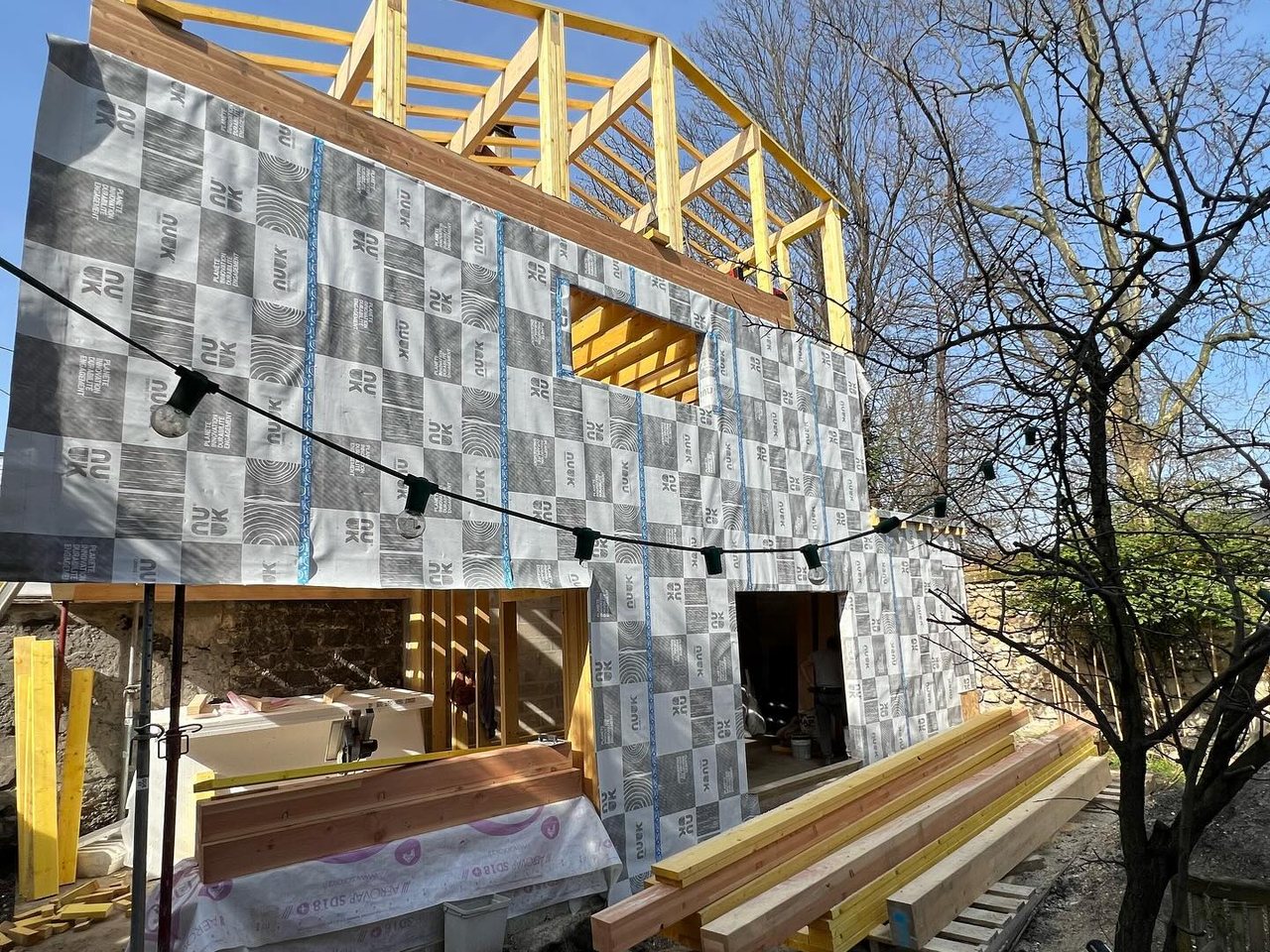 Structure de la maison fermée par le pare-pluie
